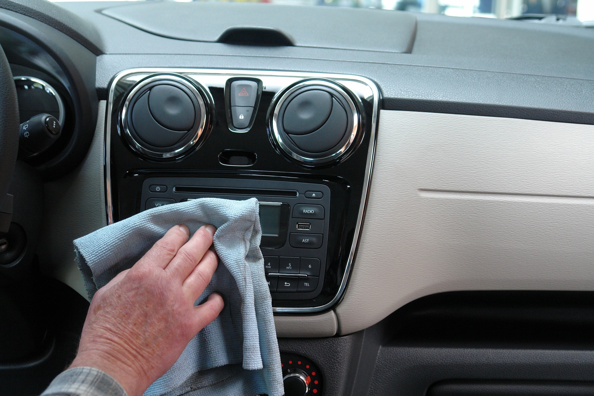 Nettoyage intérieur de la voiture : quels produits écologiques utiliser ?