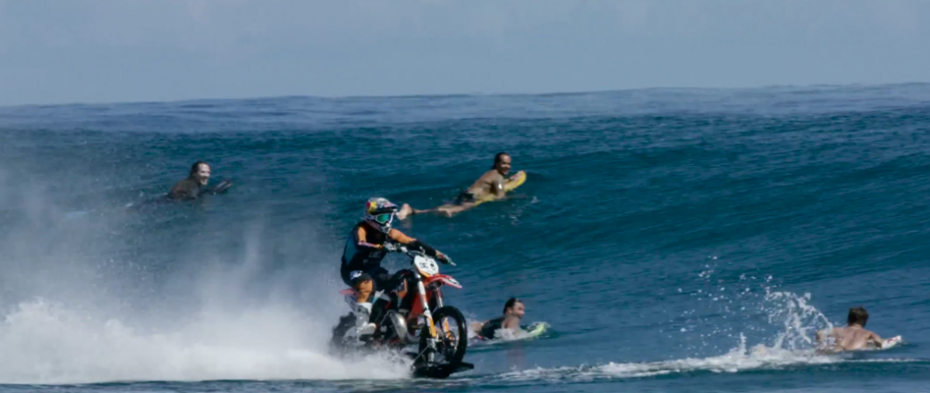 Il surfe la vague en moto !