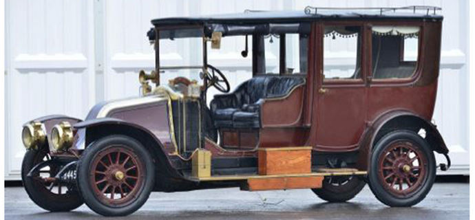 De nombreux véhicules de plus de 100 ans dont cette routière Renault de 1912 à 4 cylindres de 5 litres